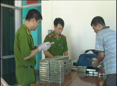 Gay cấn chuyện 7 năm phá đường dây 32.000 bánh heroin - 1 Tang vật ma túy thu giữ được của đường dây xuyên quốc gia.