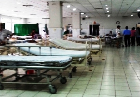 Phút hoảng loạn của bác sĩ bị giang hồ truy sát - 2 Hàng chục người gây rối ở phòng cấp cứu bệnh viện.