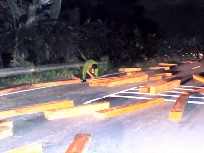 Số gỗ Hiền đổ xuống đường để cản trở lực lượng thi hành công vụ