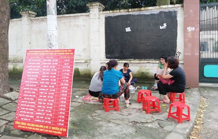 Chủ nợ bao vây cổng trường, ăn ở trong trường Phương Nam để đòi nợ bà Trương Thị Hải Yến. 