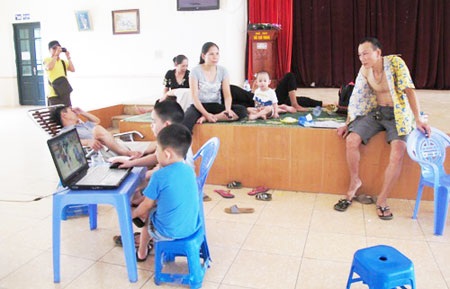 Hà Nội: Khi trường học trở thành “món nợ” - 2 Chủ nợ bao vây cổng trường, ăn ở trong trường Phương Nam để đòi nợ bà Trương Thị Hải Yến.