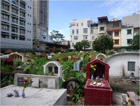 Hà Nội: Quy hoạch nghĩa trang phải đặc biệt quan tâm đến dân nghèo - 1 Không ít nghĩa trang nằm xen kẽ trong các khu dân cư (ảnh minh họa)