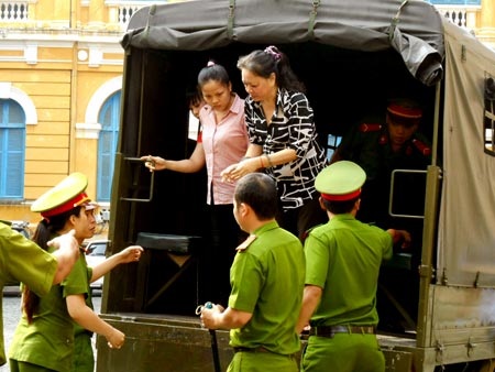 Bi kịch từ gã chồng ngoại quốc - 2 Dẫn giải hai nữ quái vào phòng xử.