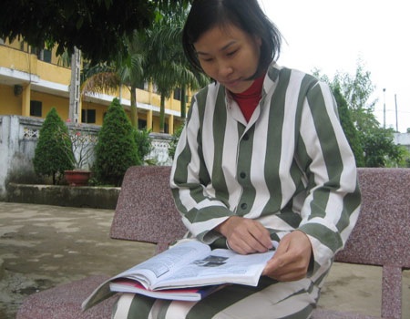 Cựu người mẫu sa chân vì quá yêu chồng - 1 Phạm nhân Nguyễn Thị Quỳnh Ngọc vẫn rất chăm chỉ học tiếng Anh