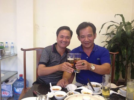 Nghệ sỹ Quang Tèo và ông Nguyễn Văn Bá (chủ thương hiệu Lẩu Nấm Gia Khánh)