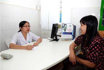 Tắm lá trị rôm sảy cho bé - Có nên chăng? - 2 Bác sĩ Nguyễn Thị Bích Liên – Chuyên khoa 2, Bệnh viện Da Liễu Tp. HCM