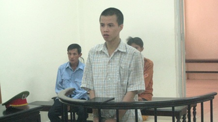 Kẻ tâm thần dùng kéo sát hại vợ đang mang thai  - 1 Bị cáo Thức trước vành móng ngựa