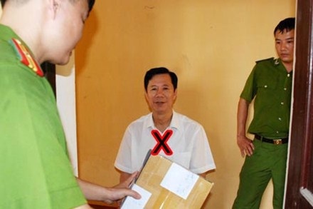 Mang gần 19 nghìn USD giả vào ngân hàng tiêu thụ - 1 Nguyễn Hữu Tuấn (dấu X). Ảnh: CAND