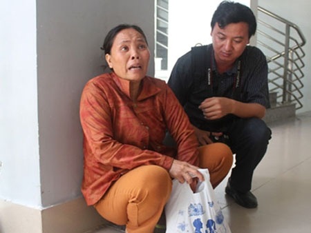 Côn đồ truy sát 5 người trong nhà - 1 Bà Vân (vợ ông Cửu) thảng thốt kể lại chuyện gia đình bị truy sát.