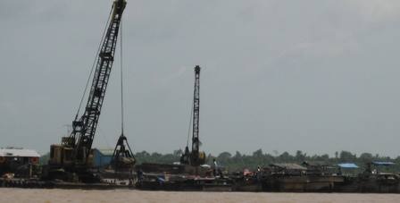 Khởi tố Chủ tịch UBND huyện Hồng Ngự - 1 Khai thác cát sông trên địa bàn huyện Hồng Ngự.