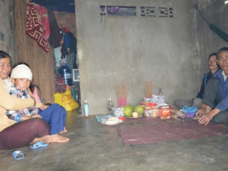 Kinh hoàng 2 cháu bé bị chém chết trong nhà - 2 Gia đình khó khăn nên chưa lập được bàn thờ cho hai cháu