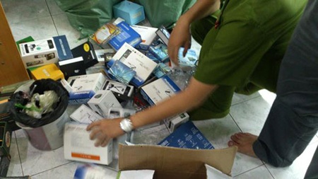 Phát hiện nhiều thiết bị điện tử nghe lén, quay trộm không rõ nguồn gốc - 1 Các lực lượng chức năng kiểm tra loại các thiết bị điện tử