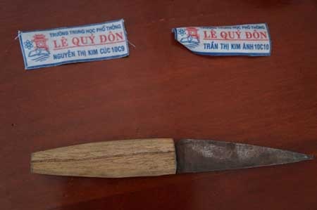 “Bộ tứ nữ quái” lớp 10 vác dao đi chém đối thủ - 2 Dao tự chế dài 20 cm