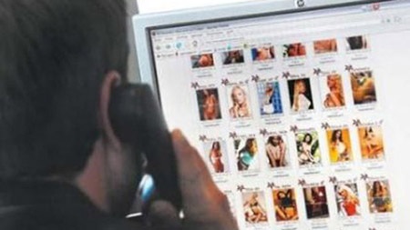 Chiêu trò bệnh hoạn thời “công nghệ hóa” mại dâm - 1 Chỉ cần lên mạng, khách mua dâm có thể gọi bất cứ gái mại dâm nào mình thích