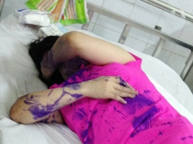 Chị Hằng nằm điều trị tại bệnh viện.