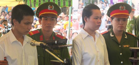 Con gái “nhờ” bạn trai giết mẹ ruột - 1 Nguyễn Văn Phong và Nguyễn Thị Thắm tại phiên tòa.