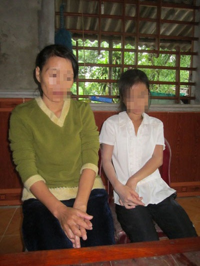 Nhiều lần hãm hại bé gái, "yêu râu xanh" vẫn nhởn nhơ ngoài vòng pháp luật - 1 Chị H. và U. đang kể lại sự việc