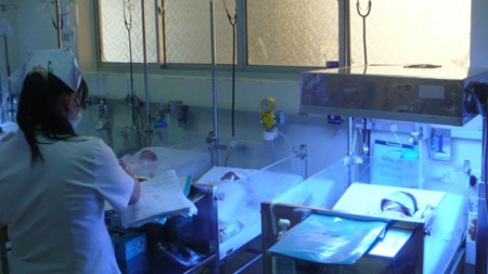 Thai phụ tự đâm thủng bụng trúng con vì ghen chồng - 1 Những bé sơ sinh được chăm sóc tại Bệnh viện Nhi Đồng 1. (Ảnh: Thanh Huyền).