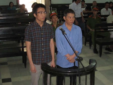 Lộ bí mật nhà nước: Cán bộ thanh tra chính phủ lĩnh án 5 năm tù - 1 Bị cáo Hùng và Hà tại phiên tòa