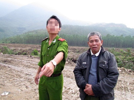3 cán bộ công an thóa mạ thậm tệ nhiều phóng viên báo chí  - 1 Nhóm cán bộ công an trẻ không tiếc lời thóa mạ, nạt nộ các phóng viên báo chí.