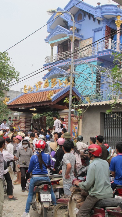 Bắt “Cậu Thủy” người tự cho là “nhà tâm linh” - 5 Người dân đến xem việc bắt Cậu Thủy