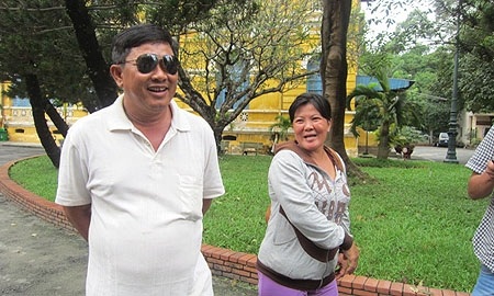 Trắng án sau 1 năm ngồi tù vì lấy tiền và vàng của vợ - 1 Vợ chồng ông Cần - bà Mến vui vẻ sau phiên tòa phúc thẩm.