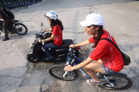 Săn “ảnh” bắt trọn khoảnh khắc - 3 Ngay khi nhận được đề thi, các thí sinh đồng loạt túa ra đường