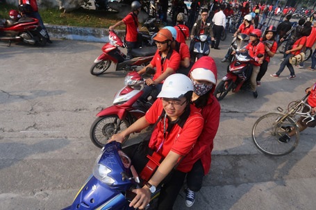 Săn “ảnh” bắt trọn khoảnh khắc - 2 Ngay khi nhận được đề thi, các thí sinh đồng loạt túa ra đường