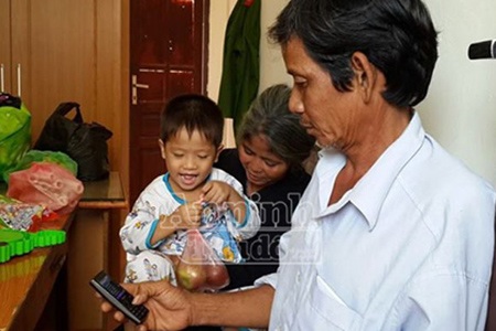 Bắt cóc trẻ em tại bệnh viện Từ Dũ, ra đến Hà Nội thì lộ tẩy - 4 Cháu Bảo tỏ ra mạnh dạn vào vui vẻ hơn khi gặp ông, bà nội