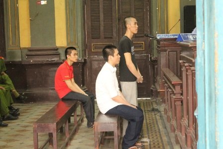 3 kẻ đồi bại “bó tay” trước “kế hoãn binh” của nữ sinh - 1 Chưa “xơ múi” được gì, nhưng 3 “ông anh” đồi bại vẫn phải nhận 37 năm tù