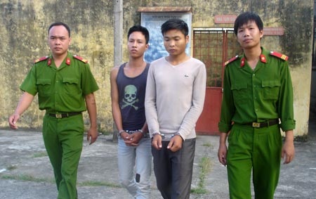 Công an huyện Bình Giang dẫn giải Đào Văn Nhất và Lê Đức Tuấn Anh.