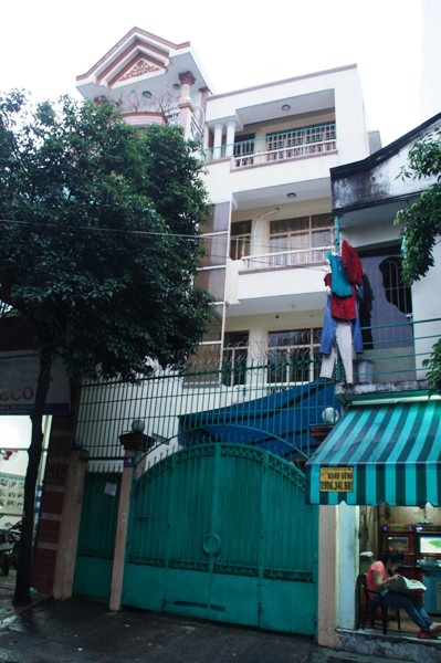 Game thủ bóp cổ, cướp vàng của chủ tiệm internet