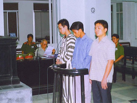 Bắt kẻ chủ mưu hành hung Phó giám đốc sở Giao thông vận tải - 1 Hạnh (bìa phải) cùng đồng bọn tại phiên tòa năm 2005