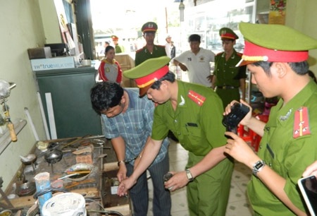 Thủ đoạn làm vàng giả đóng nhãn hiệu vàng uy tín - 2 Khám xét nơi Kiều Tấn Hoàng làm giả vàng