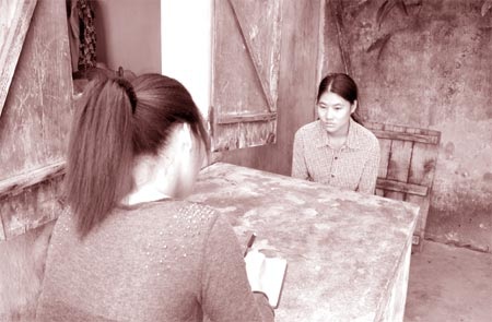 Phóng viên Cảnh sát toàn cầu tiếp xúc với Lan.