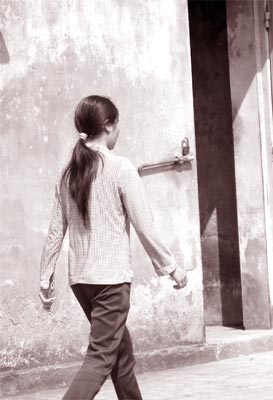 Lan vội vã đi về phòng giam.