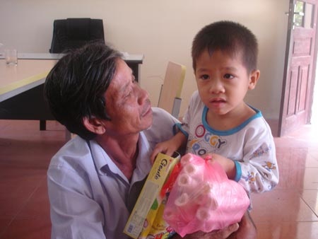 Mẹ mìn nhẫn tâm bắt cóc con của người mẹ vừa sinh mổ - 2 Cháu Bảo và ông nội.