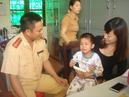 Mẹ mìn nhẫn tâm bắt cóc con của người mẹ vừa sinh mổ - 3 Cháu Bảo đang được các chú Công an dỗ dành.