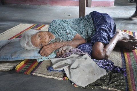 Thí điểm xây dựng cơ sở chăm sóc người già cô đơn - 1 Ước tính cả nước hiện có khoảng 100 nghìn người già không nơi nương tựa (ảnh minh họa)