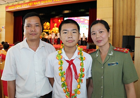 Nữ giáo viên Công an miệt mài truyền lửa cho học sinh vùng cao - 1 Gia đình Đại úy Phạm Hồng Hạnh.