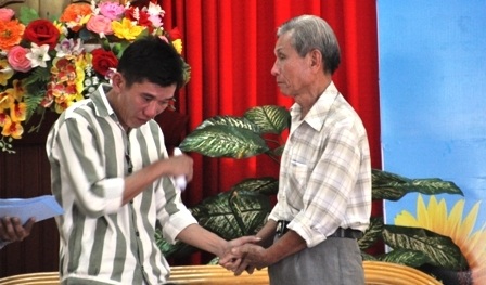 Cha con ông Nguyễn Trí Dũng – Nguyễn Trung Thành trong lúc gặp nhau đầy nước mắt