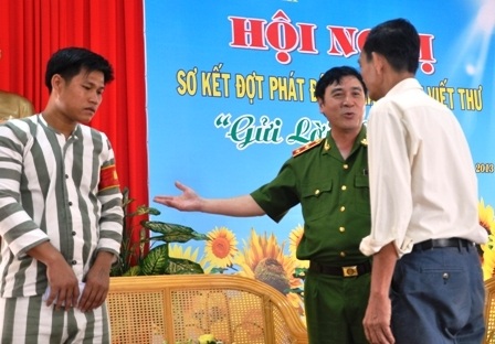 Cha con ông Nguyễn Trí Dũng – Nguyễn Trung Thành trong lúc gặp nhau đầy nước mắt