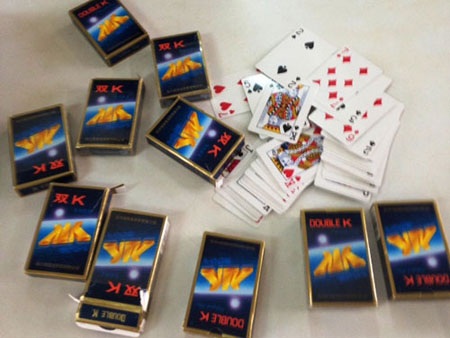 Những bộ bài trên chiếu bạc bị công an thu giữ