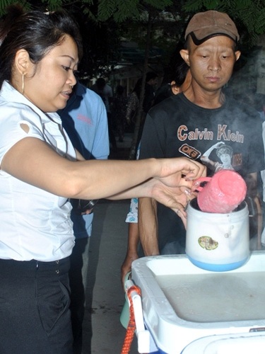 “Nồi cháo hướng thiện” của nhóm giang hồ hoàn lương - 2 Gần như tuần nào chị Hương cũng có mặt tại bệnh viện, phát cháo cho bệnh nhân