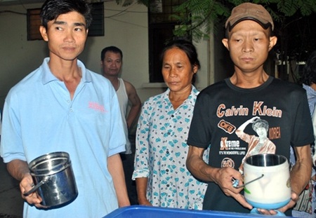 “Nồi cháo hướng thiện” của nhóm giang hồ hoàn lương - 3 Người nhà và bệnh nhân xách cặp lồng đợi sẵn dưới sân, kiên nhẫn đợi lấy phần của mình.