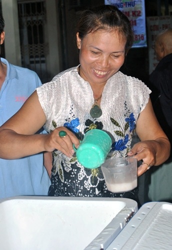 “Nồi cháo hướng thiện” của nhóm giang hồ hoàn lương - 5 Cháo “Hướng thiện” vừa ngon, lại sạch và rất nhanh hết.