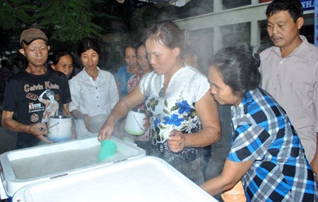 “Nồi cháo hướng thiện” của nhóm giang hồ hoàn lương - 6 Cháo “Hướng thiện” vừa ngon, lại sạch và rất nhanh hết.