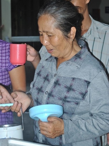 “Nồi cháo hướng thiện” của nhóm giang hồ hoàn lương - 9 Đổi lại tấm lòng thiện nguyện của nhóm là những nụ cười trên môi người nhà bệnh nhân