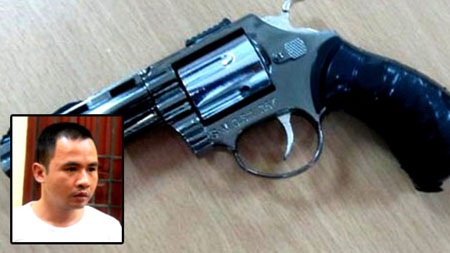 Đối tượng Tùng và khẩu súng bật lửa dùng để dọa gái bán dâm