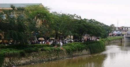 Gia đình tổ chức cầu hồn cho nạn nhân tại nơi xảy ra tai nạn vào trưa ngày 22.11. Ảnh: Đăng Khoa